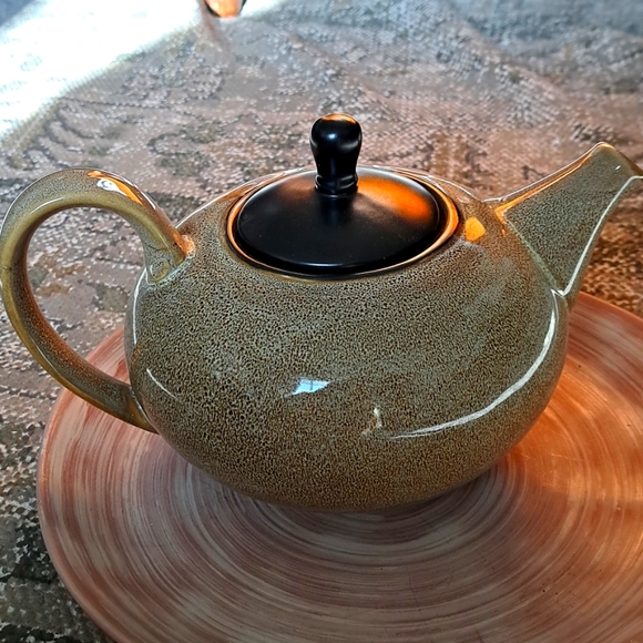 Beautiful Pier One Pottery Tea Pot. Large Gold Fleur De Lis Pattern . - Picture 3 of 3